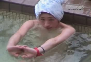 【女子風呂盗撮動画】野外温泉で佇むお姉さんがマンチラ局部アップで陰毛に湯が滴るシーンをご披露されましたw