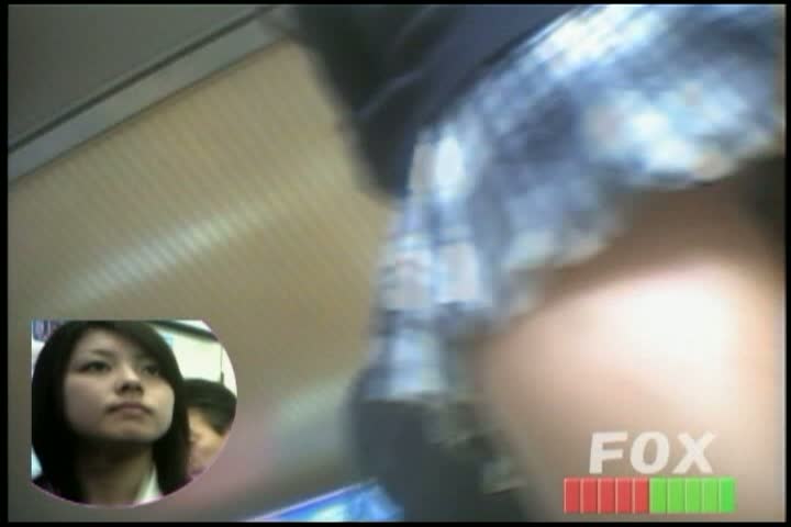 電車の中で見つけた激カワ女子校生をストーカーして執念のパンチラ逆さ撮り！